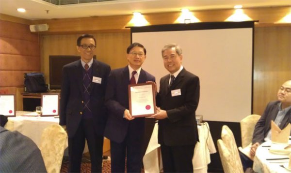 創會主席王永權博士和現任主席范維綱先生為Fung Wang Hing先生（前審計署行政長官）頒發顧問證書。