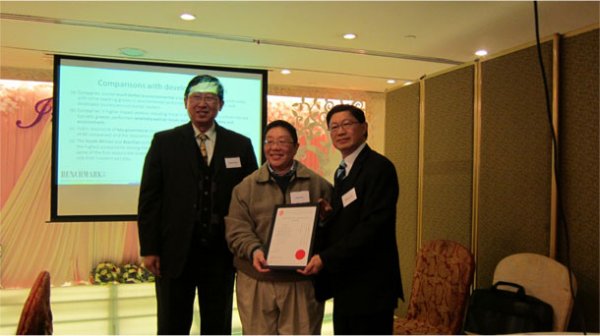 主席范维纲先生和副主席陈海云先生为Elsa Pau女士（Benchmark Magazine的总编辑）颁发资深会员证书。