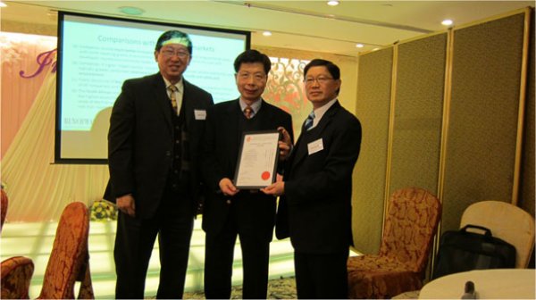 主席范维纲先生和副主席陈海云先生为Peter Yip先生（CSG国际咨询股份有限公司CEO）颁发资深会员证书。