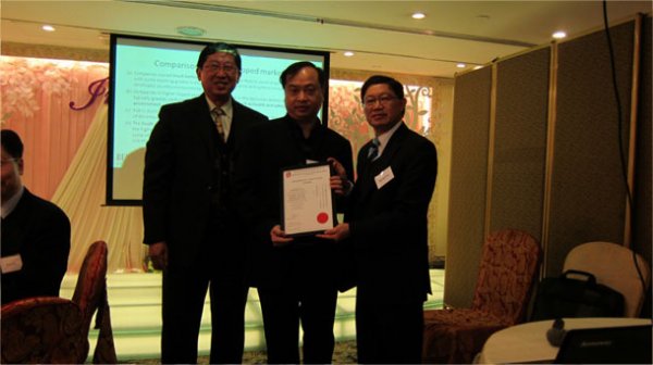 主席范维纲先生和副主席陈海云先生为Lawrence Tze先生颁发资深会员证书。